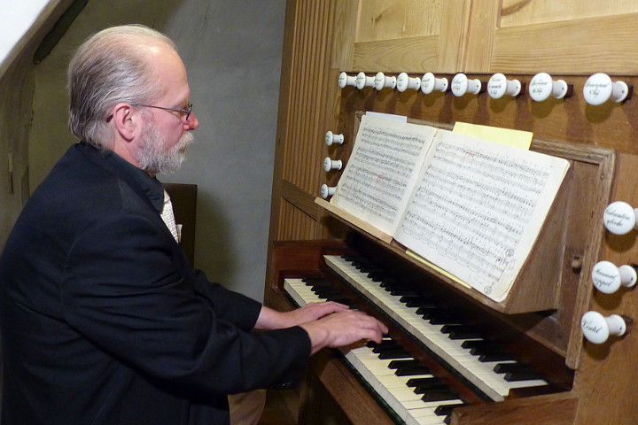 Volker Schmidt an der Meiningser Ibach-Orgel
