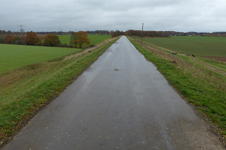 das Rennefeld - der Weg über den Rückhaltedamm