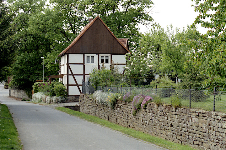 Fachwerhaus, Grünsandsteinmauer, blühende Blumen - sonst noch was?