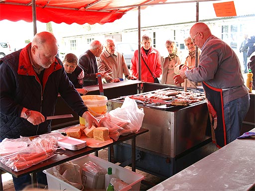 Würstchen und Steaks - vorzüglich gegrillt