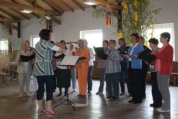 Der Frauensingkreis Scheidingen unter ihrer musikalischen Leiterin Andrea Nawroth