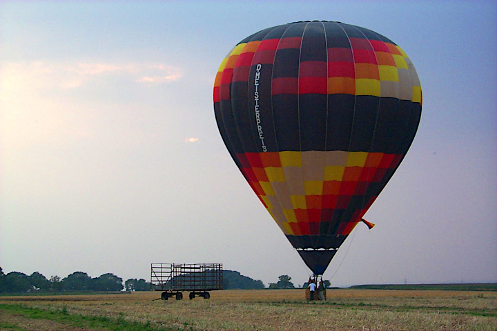 Heißluftballon landet