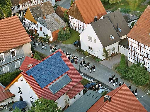 Fachwerk und Solartechnik dicht beieinander - dazwischen die Schützengesellschaft