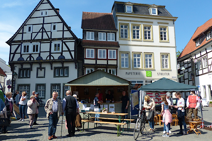 Schönster Sonnenschein auf dem Petrikirchplatz in Soest