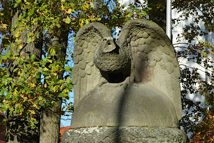 Adler auf dem Ehrenmal