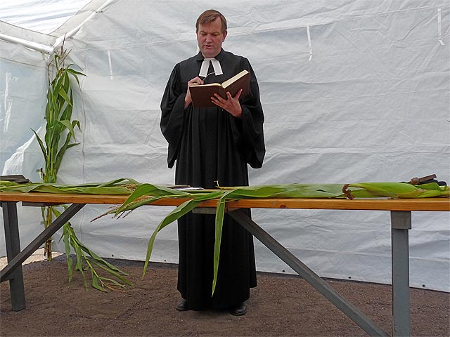 Dr.Ffrank Stückemann beim Feldgottesdienst