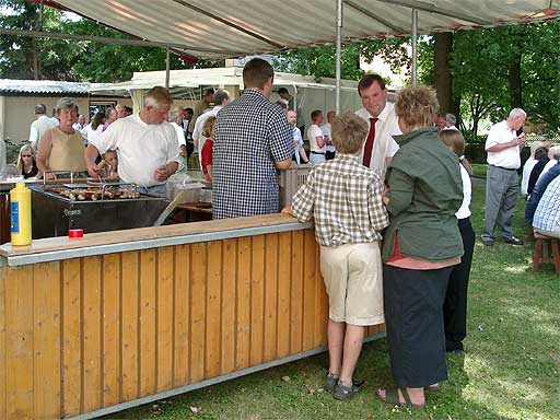 auch Pfarrer Frank Stückemann holt sich eine Wurst