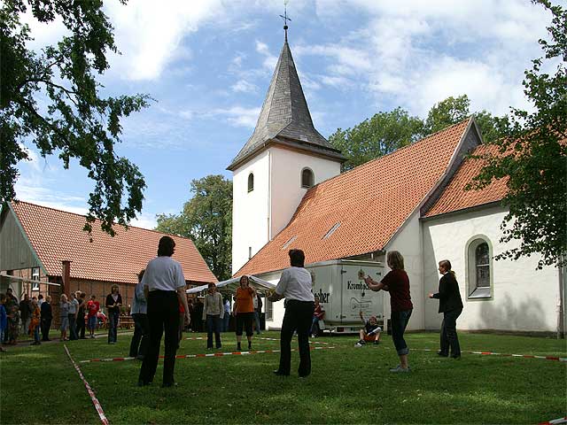 Völkerball auf dem Kirchplatz