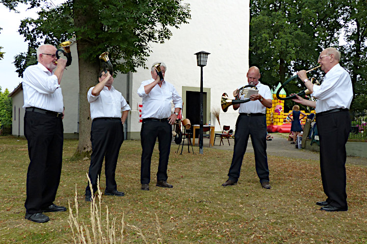 die Jagdhornbläser eröffnen das Fest