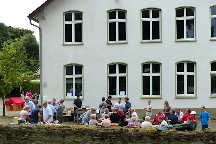 vor dem Gemeindehaus givt es Kaffee und Kuchen oder gute Dinge vom Grill.