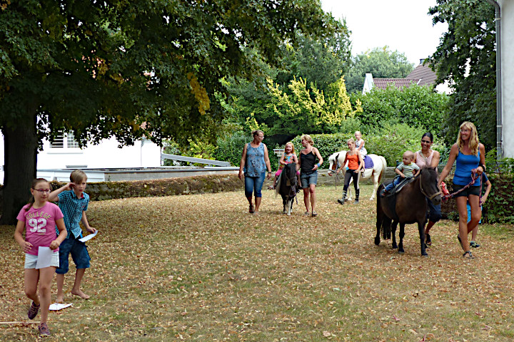 mit Ponys um die Kirche