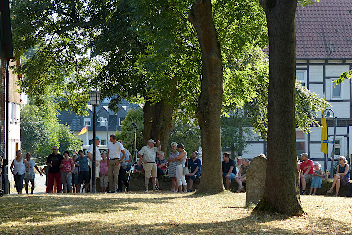 Trompeten und Glocken