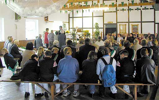 Pastor Frank Stückemann reicht das Abendmahl