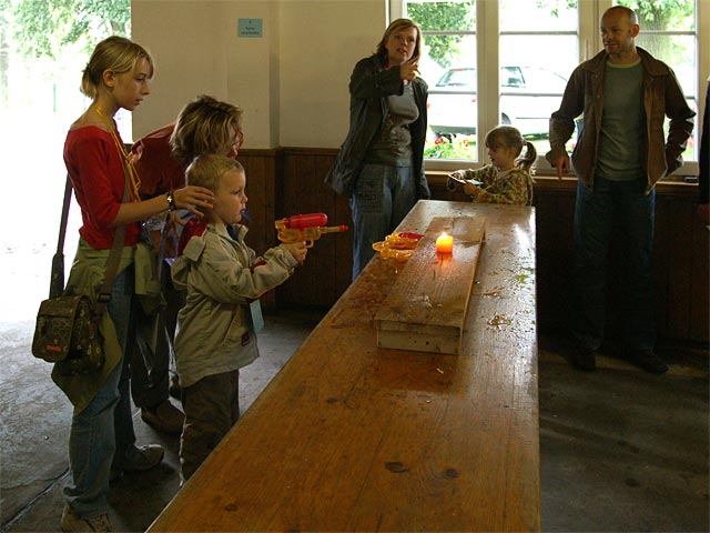 vermutet Jessica einen lauten Knall?