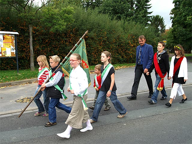 Kinderoffiziere und Königspaar