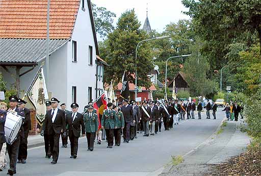 mit Musik und fahnen durchs Dorf