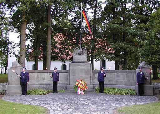 Fackeln am Ehrenmal