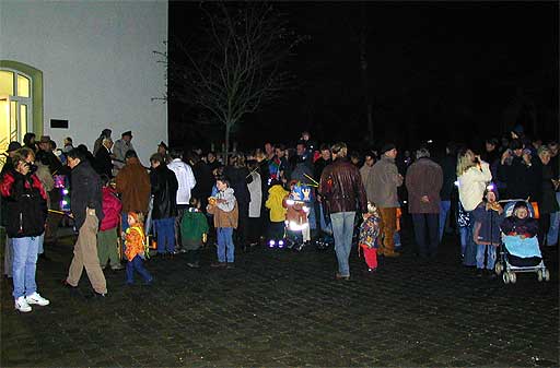 Volksauflauf vor dem Gemeindehaus