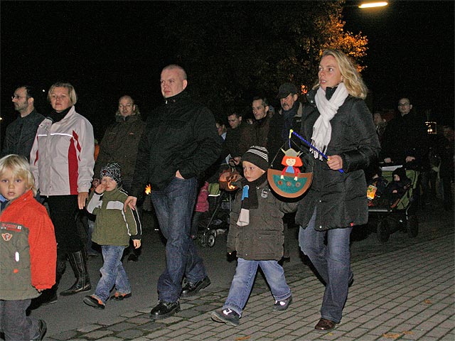 Kinder, Eltern, Großeltern singen (einige auch nicht)