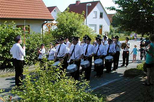 in höchsten und tiefsten Tönen wird geweckt