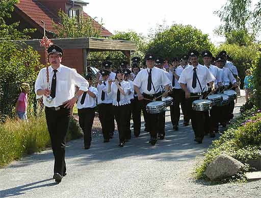 eins, zwei, drei - der Tambour-Major Reinhard Teuber hat alles im Griff