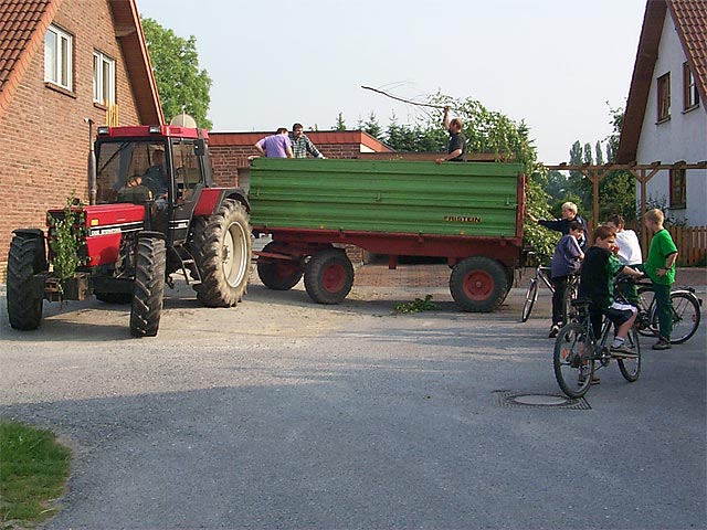 Tracktor, Hänger und jede Menge "Laub"