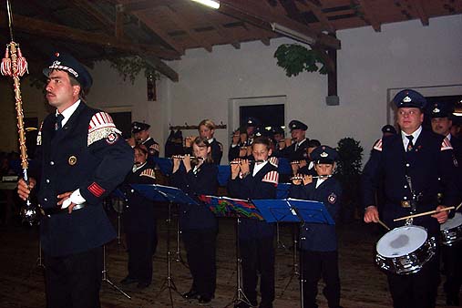 der Tambourmajor Reinhard Teuber gibt den takt an