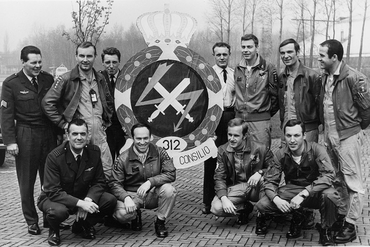 Pilot Bob Hzenbos (ganz links)