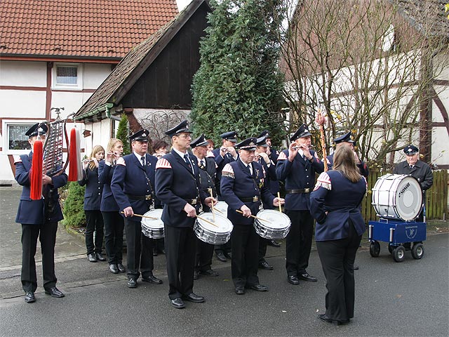 Spielmannszug der freiwilligen Feuerwehr Meiningsen-Epsingsen unter Tambourmajorin Svenja Schrubba