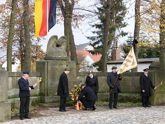 Kranzniederlegung am Ehrenmal durch Martin Frische