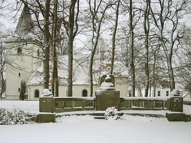 Das Ehrenmal in Meiningsen - St. Matthias im Hintergrund