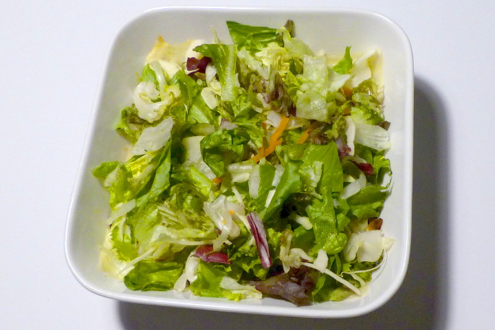 Kapsalon, eine Schicht aus frischen Salat