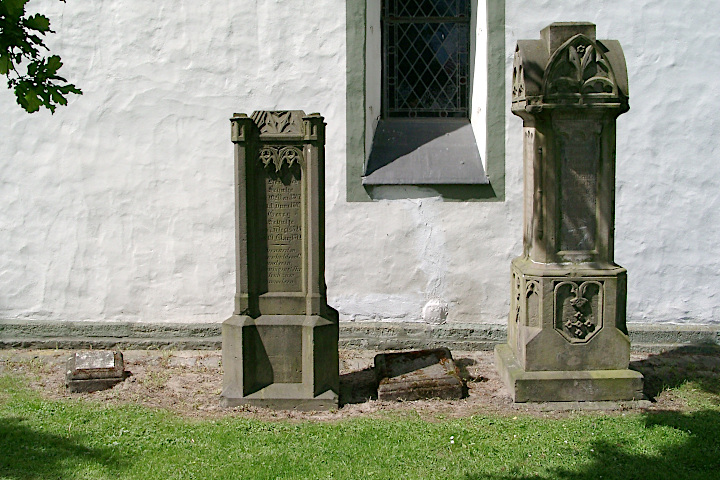 alter Friedhof an der Kirche