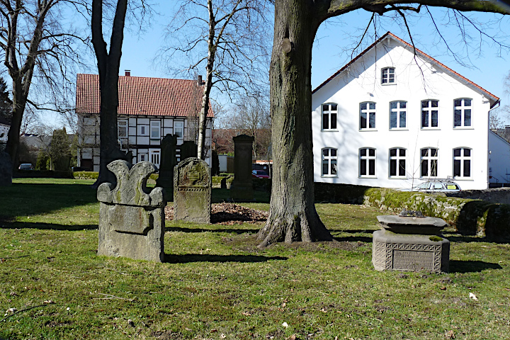 alter Friedhof an der Kirche