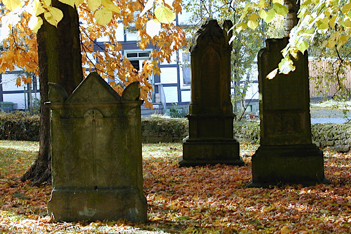 alter Friedhof an der Kirche