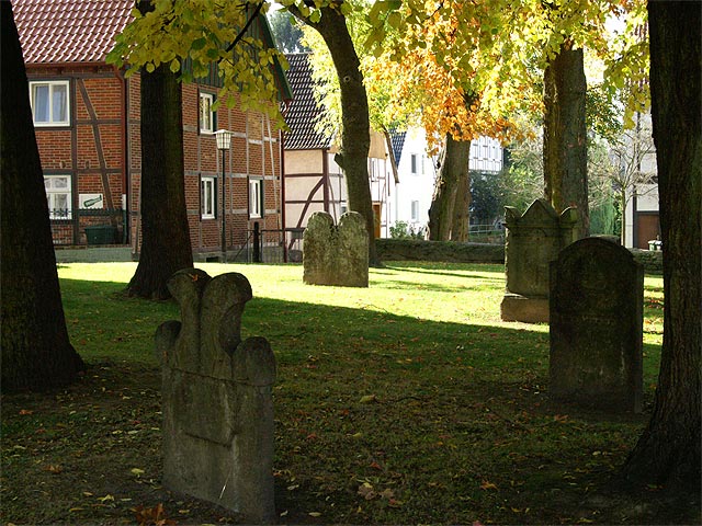 alter Friedhof an der Kirche