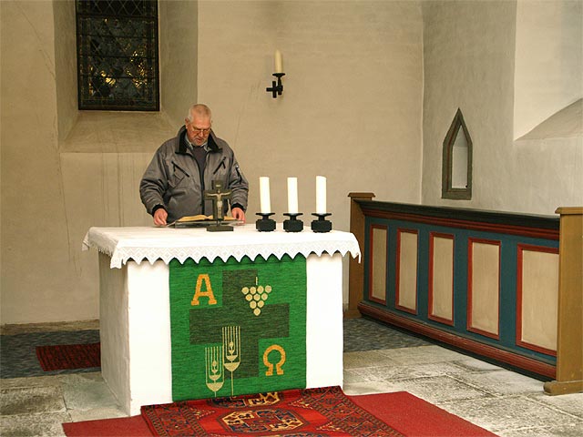 Heinz-Dieter Brunstein bereitet den Gottesdienst vor