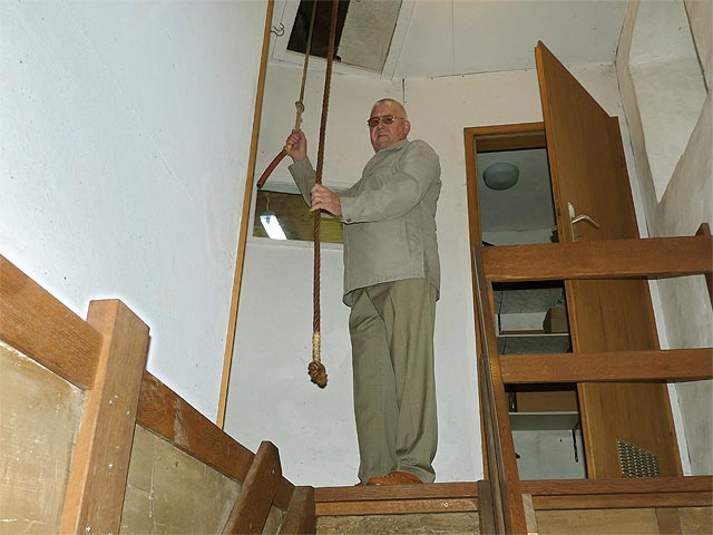 Heinz-Dieter Brunstein läutet die Glocken der St. Matthias Kirche in Meiningsen