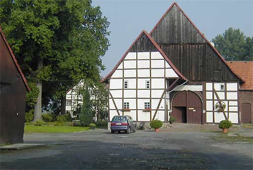 Hof mit Fachwerkgebude in Kutmecke am 26.08.2001