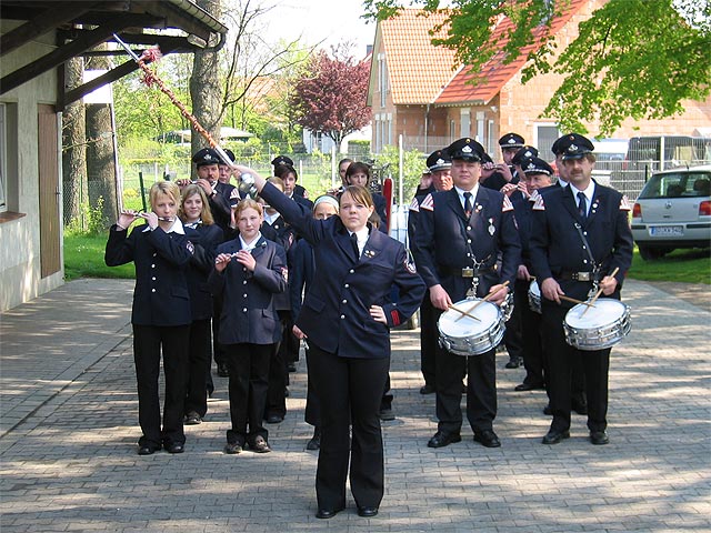 Svenja übt sich als Gasttambourmajor